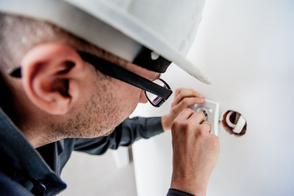 Elektriker  trygg kraft i hverdagen